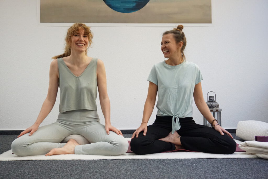 Regina (links) unterrichtet bei uns Yoga-Flow und Hannah Hatha-Yoga für die Mittelstufe und Yoga für Frauen